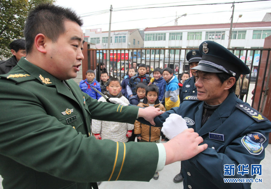 邊檢站官兵與國小防暴演習