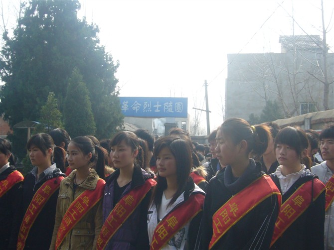 彩貝文學社烈士陵園祭奠