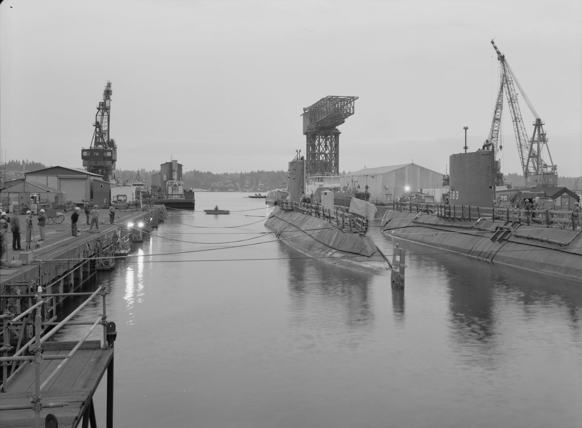 SSN578“鰩魚”號和SSN583“棘鬣魚”號停靠碼頭