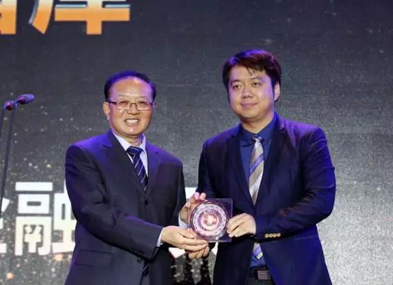 魏建國（左）為中國人民大學重陽金融研究院頒獎，王文領獎