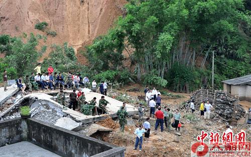 特大暴雨造成容縣山體滑坡