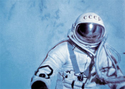 蘇聯航天員阿里克謝列昂諾夫走出飛船