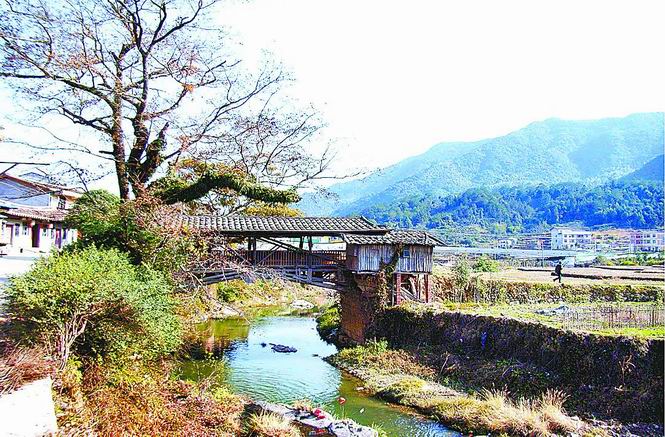 溪邊廊橋