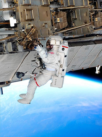 太空人在國際空間站工作