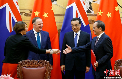 李克強總理與約翰·基總理共同見證北京大學紐西蘭中心協定簽署