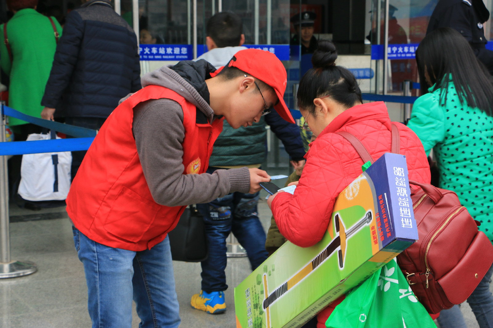 在火車站為旅客提供諮詢服務