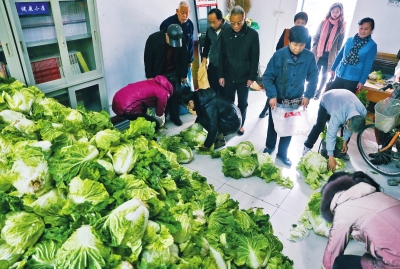 愛心菜發放到居民手中