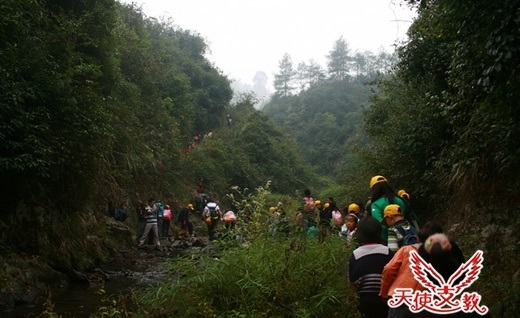 全體營員在志願者陪護下徒步進山