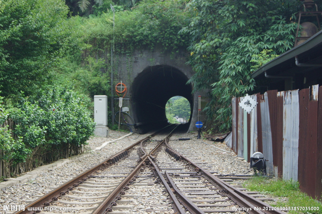 鐵路(供火車等交通工具行駛的軌道線路)