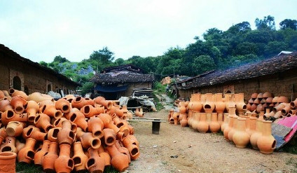 陶器廠外擺放的陶器