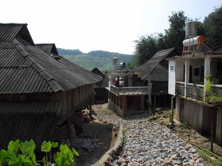 正在修建村內泥路面