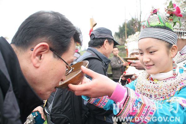 苗家女孩用醇香的米酒迎客