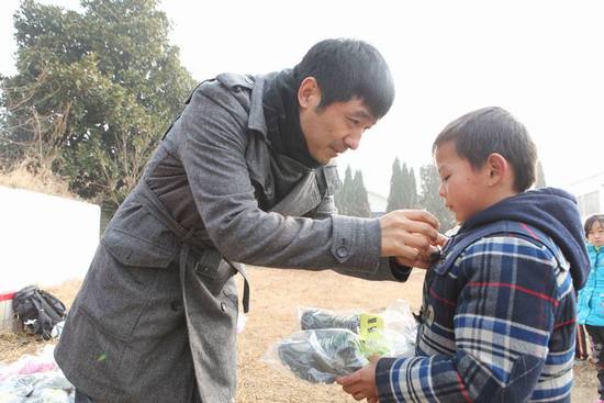 郭曉冬湖北給孩子送鞋