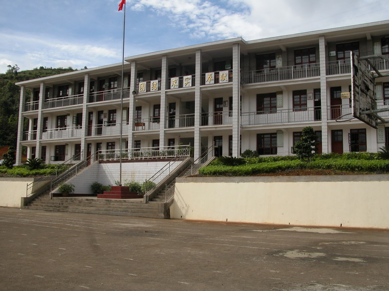 上村(雲南省峨山縣雙江鎮石泉村民委員會下轄村)