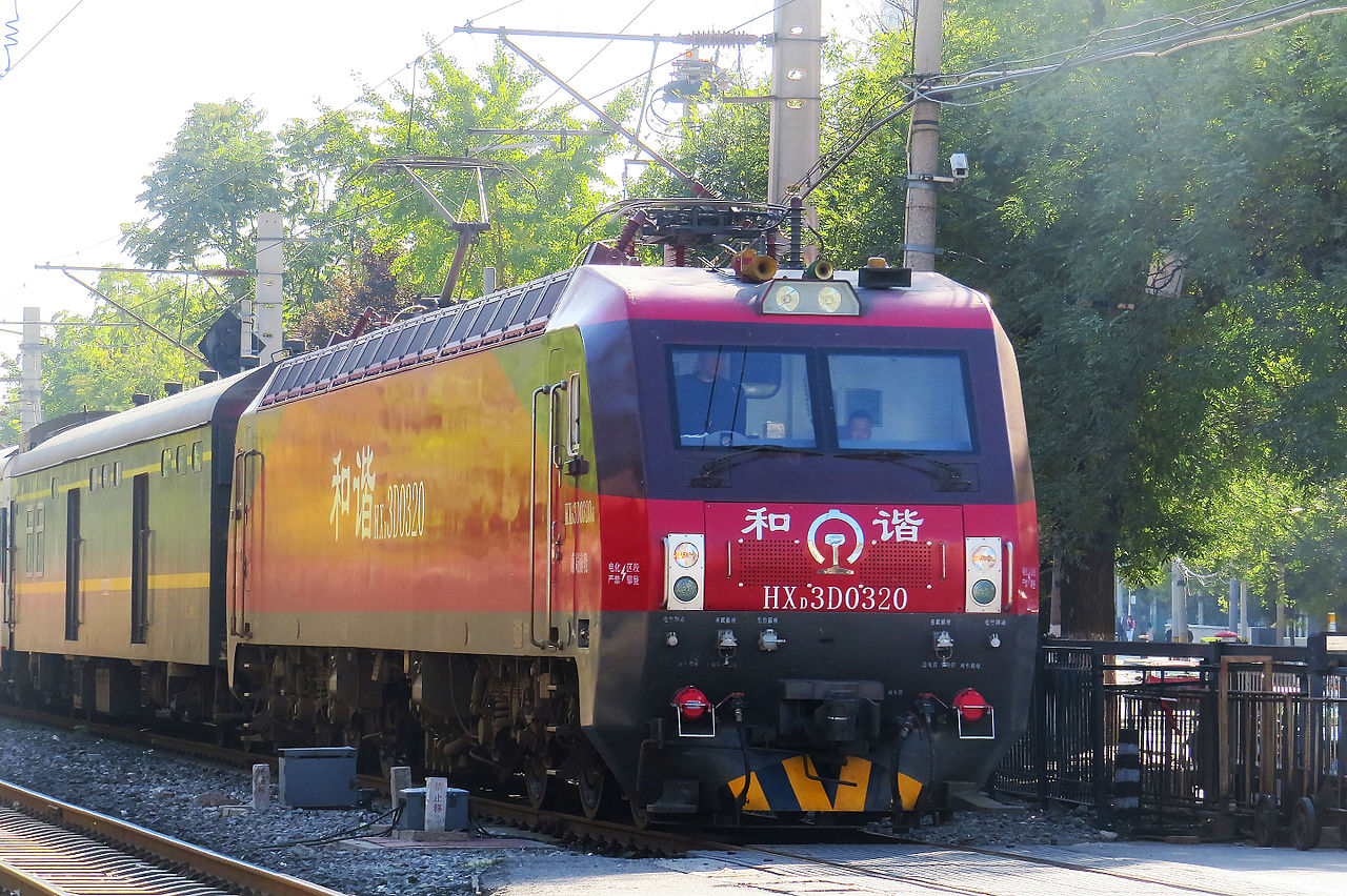 和諧3D型0320號機車牽引Z108次列車通過農服所道口