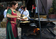 中世紀節當地居民在街頭出售食物