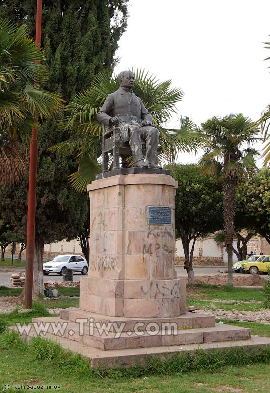 阿尼塞托·阿爾塞總統的雕像（位於蘇克雷城）