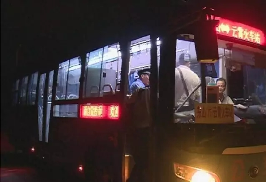 夜間雲霄站發車東山公交15路