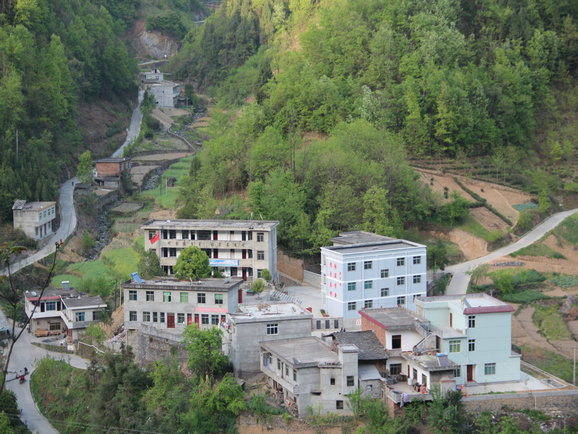 瓦房村(河北省承德市承德縣磴上鄉瓦房村)