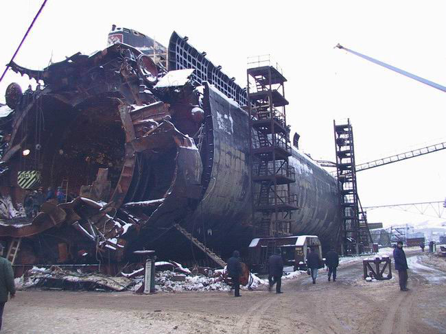 打撈上岸的“庫爾斯克”號殘骸