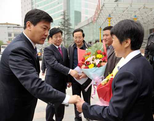 市委書記羅強、市長馬華歡送李萬秀全國勞模