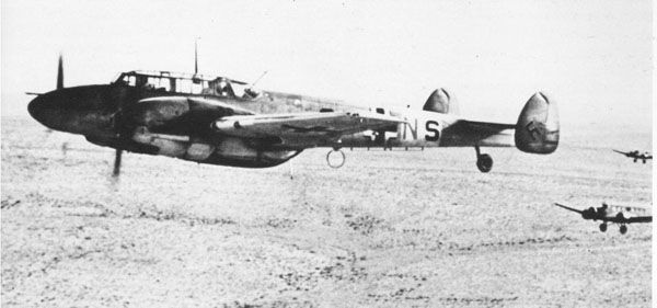 Bf 110 在北非上空為 Ju 52 運輸機護航