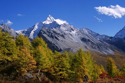 恰朗多吉雪山