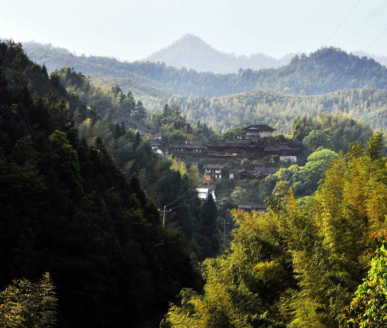 遠眺村莊，層巒疊嶂，宛如仙境