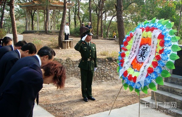 博白縣領導向革命烈士陳達伍獻花圈、躹躬。