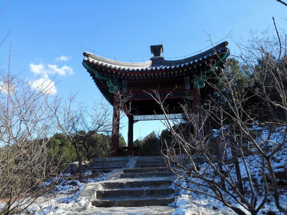 看雲起(北京香山公園的觀景小亭)