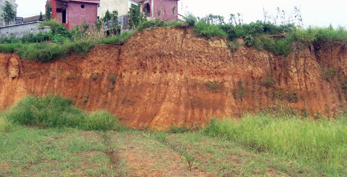 雞公壋遺址地層剖面遠景