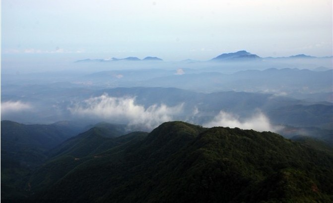 雲遮霧掩的聖女嶺