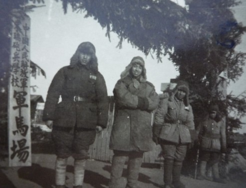 1948年牡丹江軍馬場右二（中間）鄭新潮場長