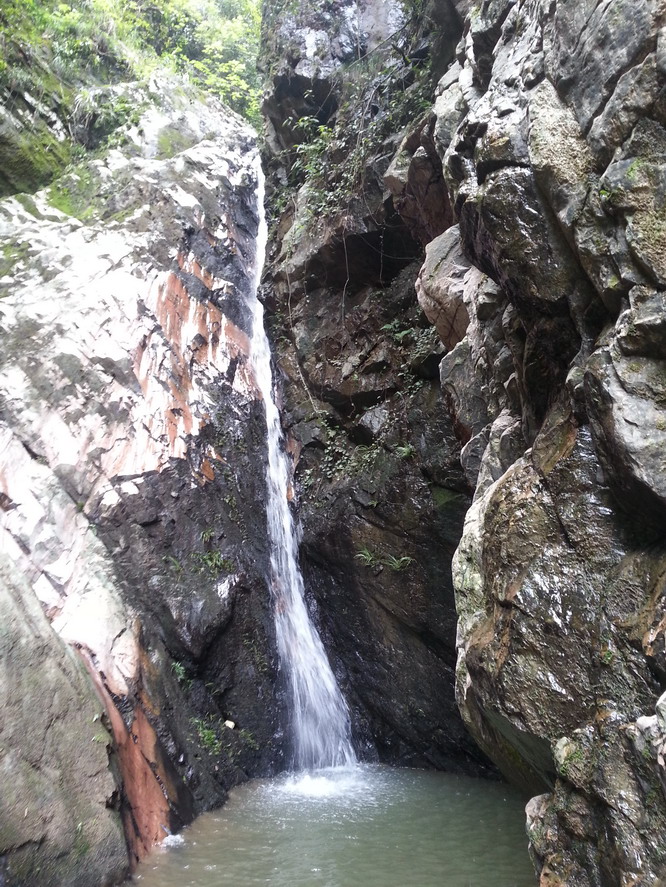 石峰峽谷內的三級瀑布之一