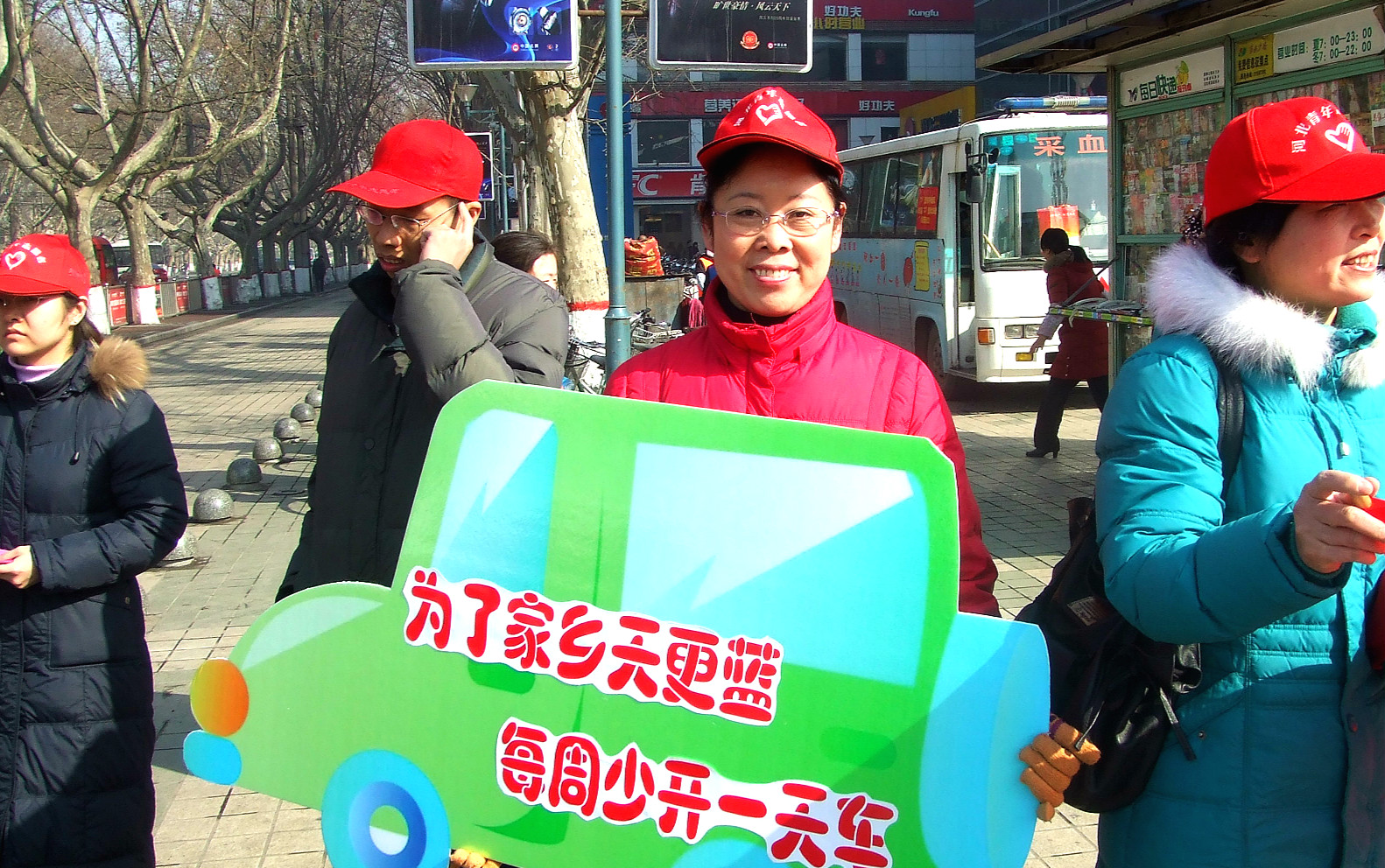 邯鄲市中老年環保宣傳隊隊長趙子珍在街頭宣傳環保