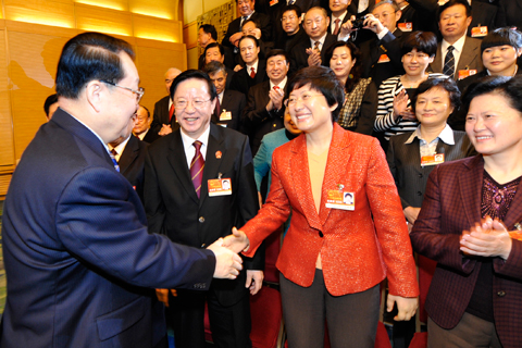 中央政治局常委李長春與王隨蓮親切握手