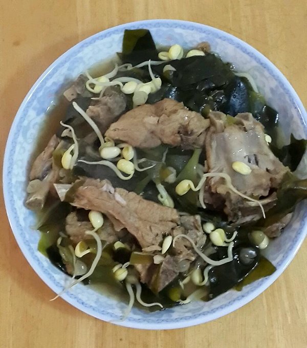 豆芽燉豬排骨