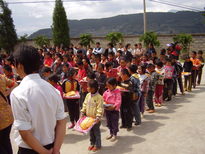 受到捐助的小學生