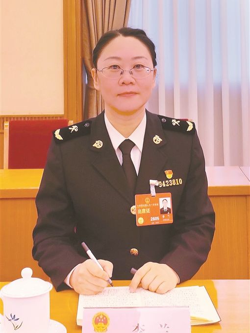 李蘭(第十四屆全國人大代表，新疆維吾爾自治區烏魯木齊海關所屬阿拉山口海關技術中心副主任)