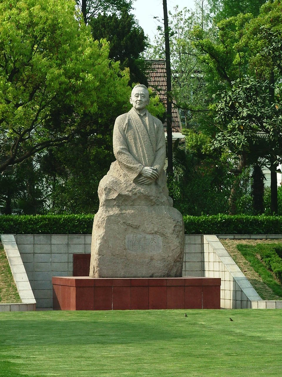 復旦大學校園內顏福慶像