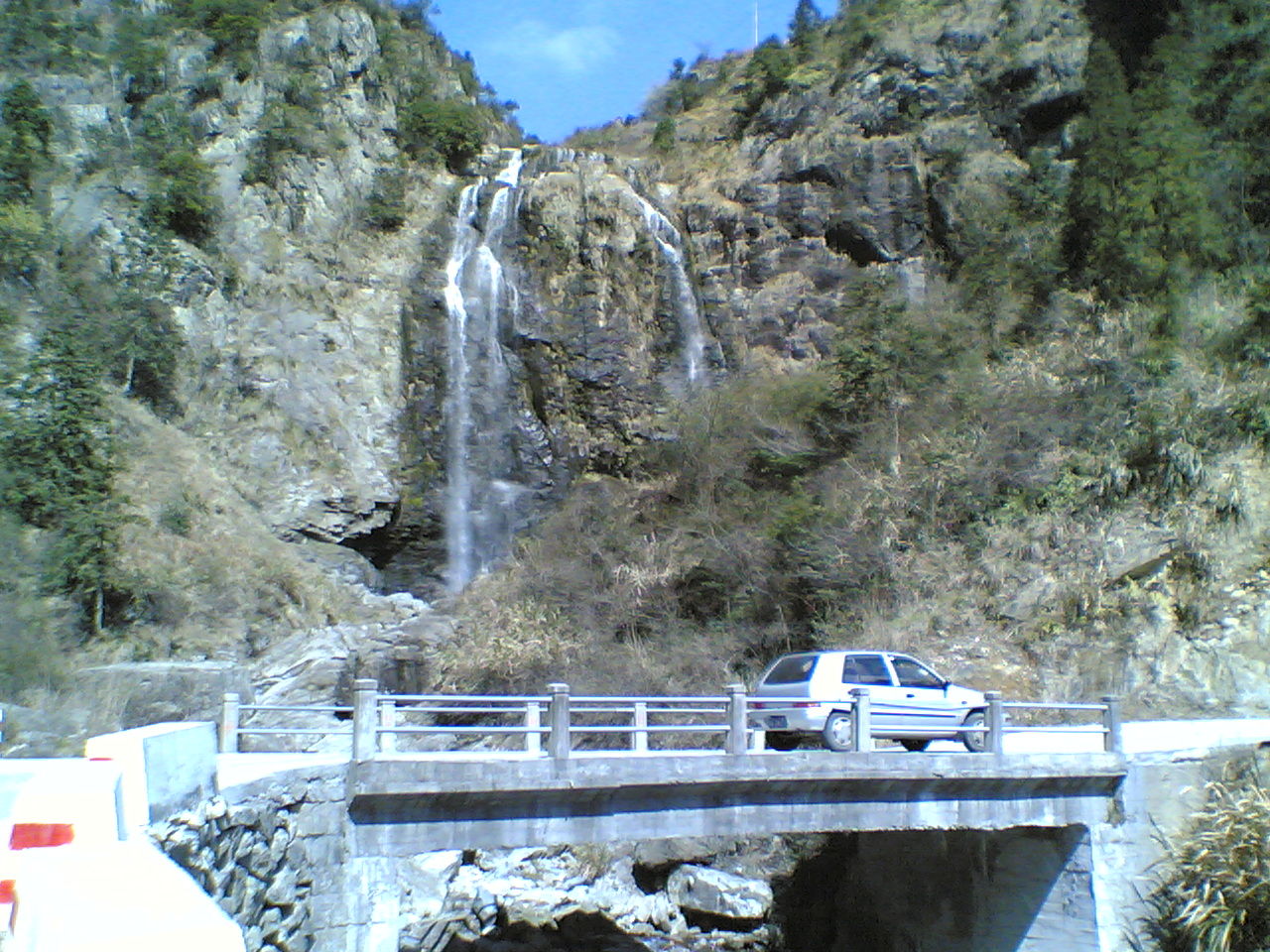 盤山公路就在瀑下