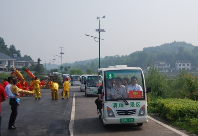 絡繹不絕的旅遊團隊