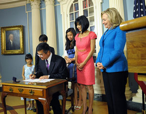 駱家輝簽署檔案宣誓就任美國駐華大使