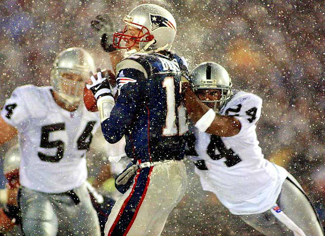 Tuck Rule Game，布雷迪被擒抱掉球瞬間