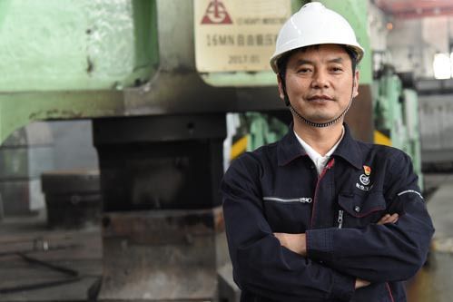 蔡松(陝西宏遠航空鍛造公司鍛造工、高級技師)