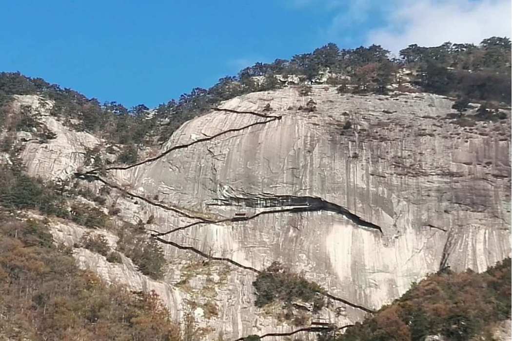 一面山(長白山系吉林哈達嶺下的山脈)