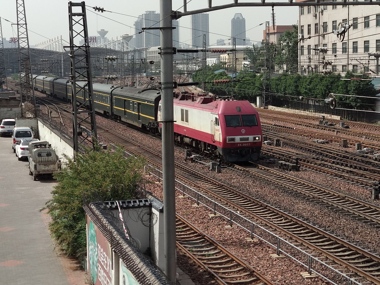 韶山9改型0053號機車牽引京九直通車從鄭州站發車