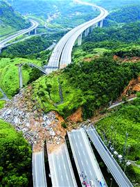 山體滑坡全景