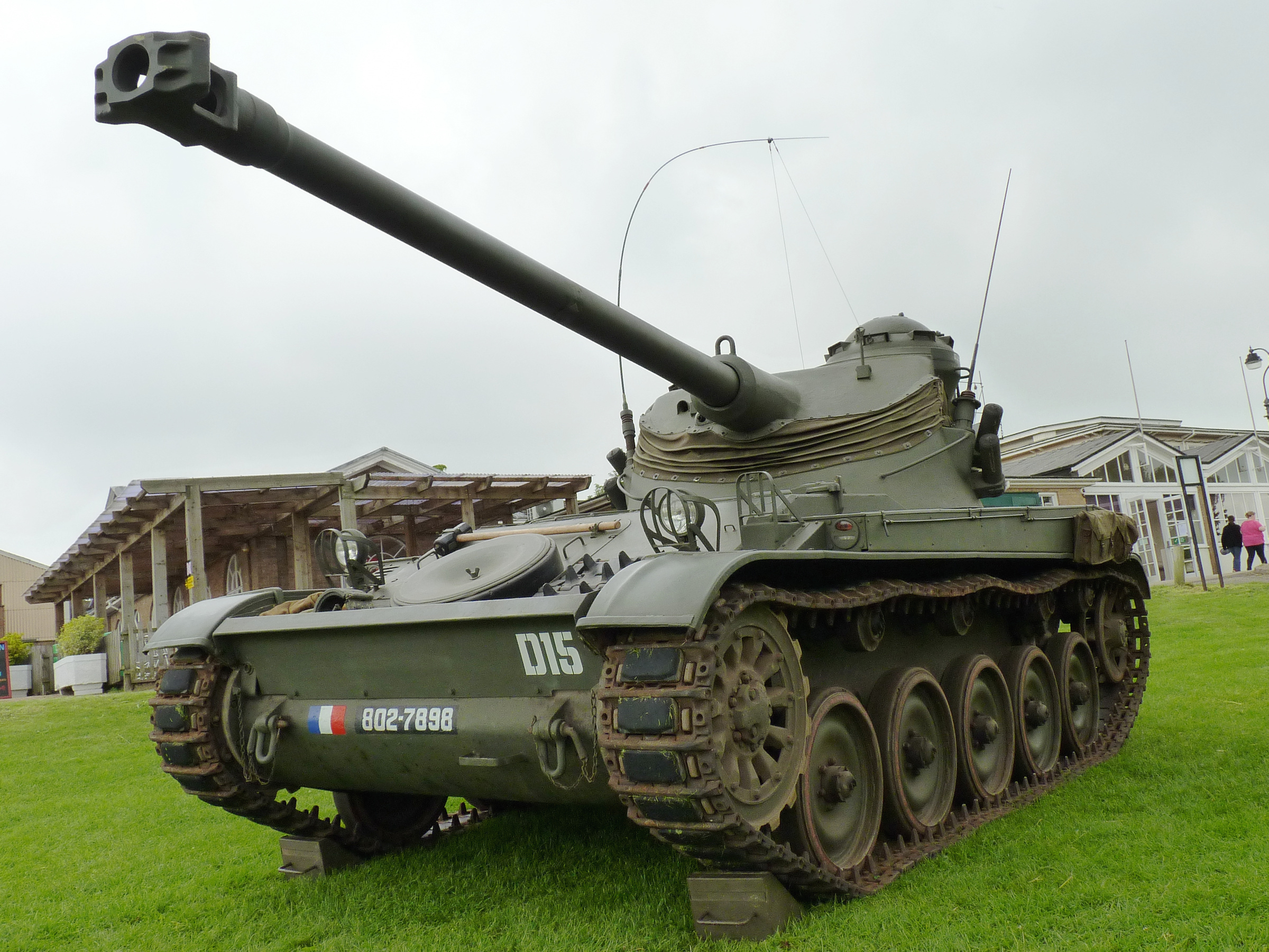 法國AMX-13輕型坦克（配75毫米坦克炮）
