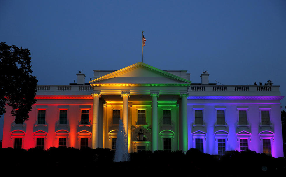 白宮亮起彩虹色燈光，慶祝同性婚姻合法化